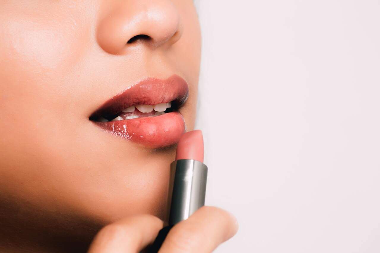 How Do Makeup Artists Apply Lipstick