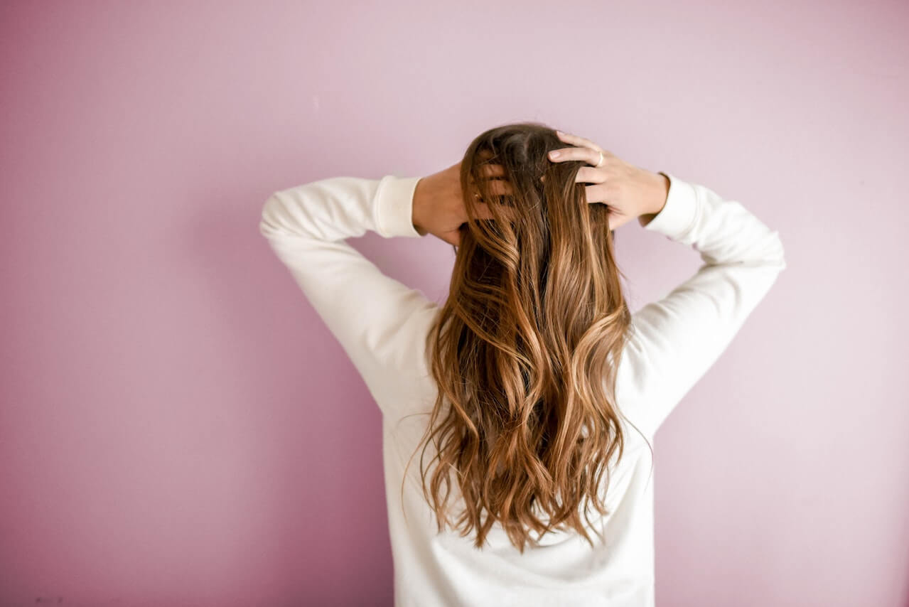 Why Does My Hair Feel Sticky After Washing? Solutions inside