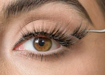 Choosing the Right Adhesive: A Comprehensive Guide for Lash Professionals